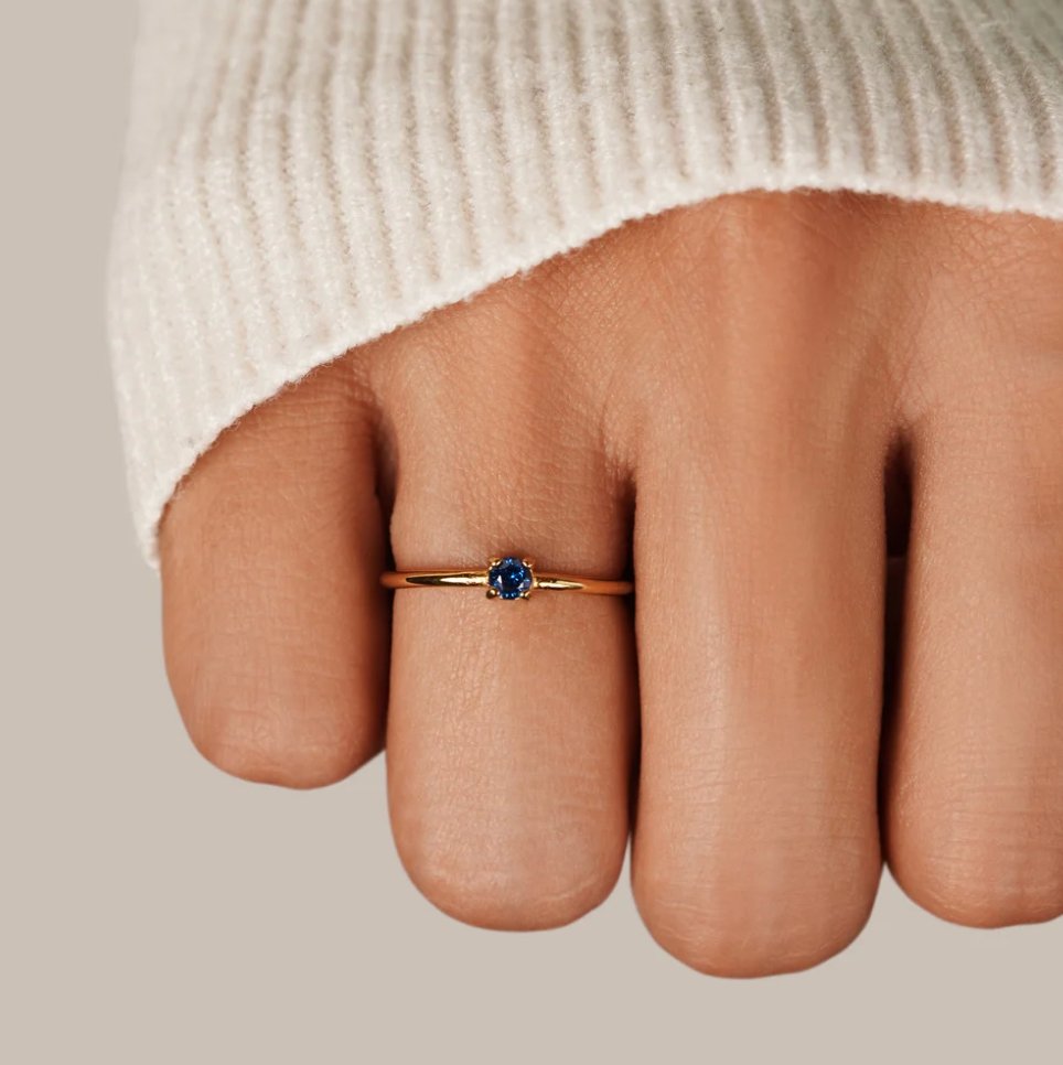 Anillos de oro con piedra de nacimiento