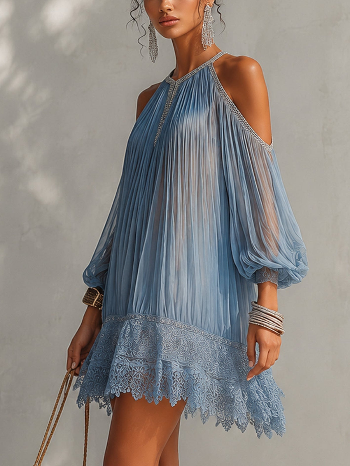 Bleuette | Mini Robe Froncée Bleue, Épaules Dénudées, Ourlet en Dentelle